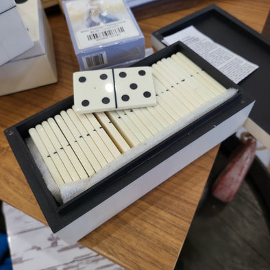 RESIN DOMINO BOX W/DOMINOES